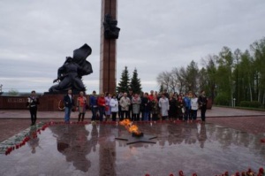 Возложение  цветов  к  Вечному  огню  в  честь  70-летия   Победы  в  Великой  отечественной  войне  1941-1945  гг.